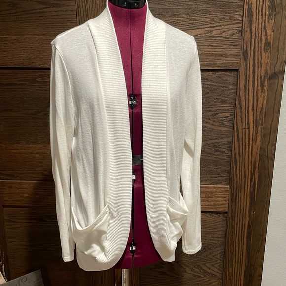 Soft cream sweater with slouch pockets - Picture 1 of 8
